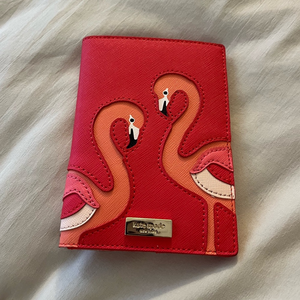 kate spade - flamingo passport holder